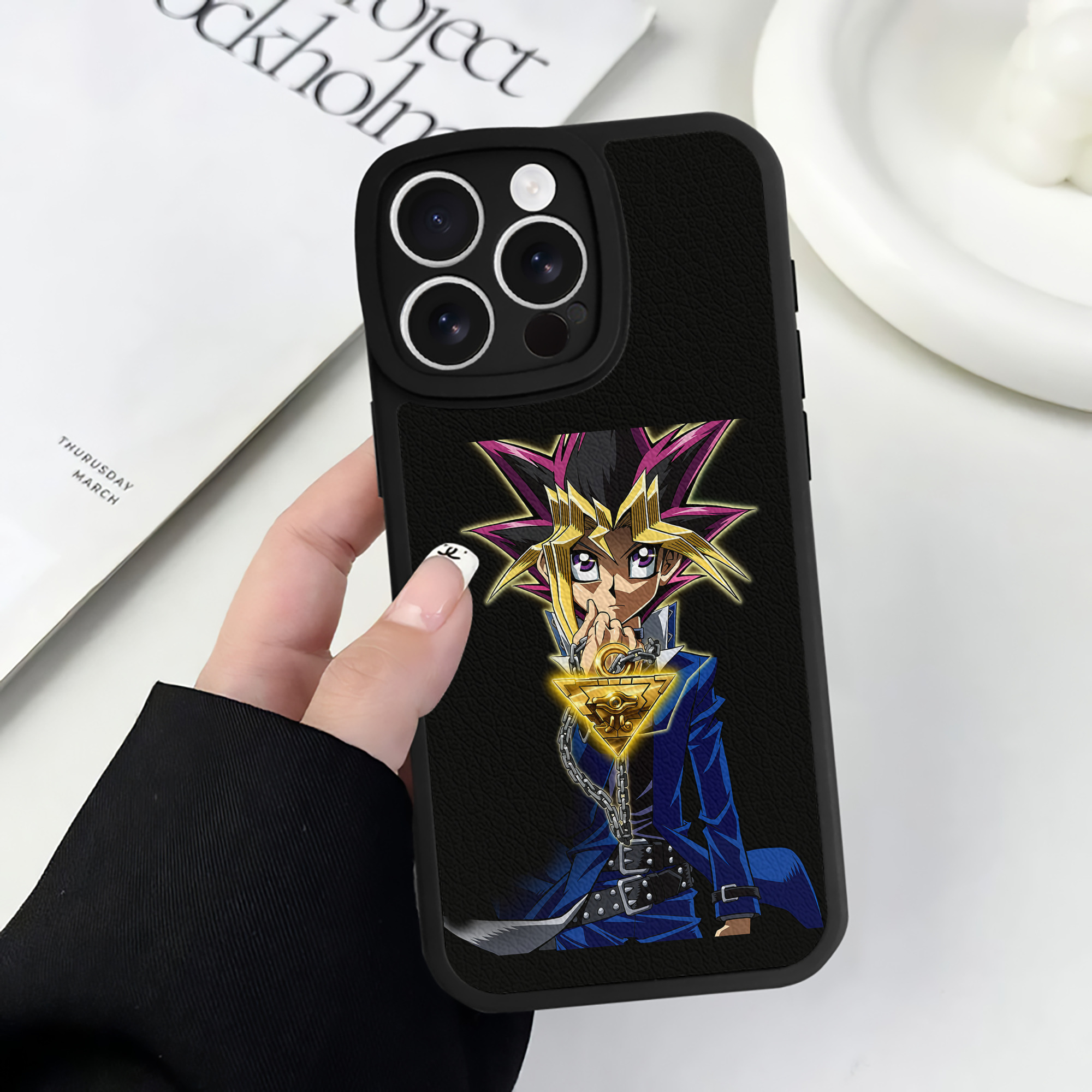 （画像用） 遊☆戯☆王 Yu-Gi-Oh! 【iPhone 16シリーズ対応】シリコンスマホケース（レザー調） 材質：シリコン